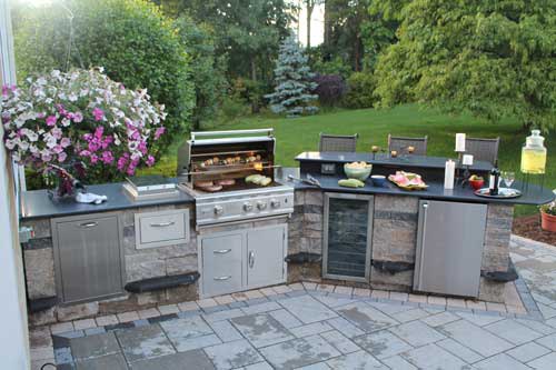 The Four Absolute Outdoor Kitchen Must-Haves and Fabulous Add-On