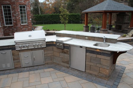 Outdoor_Kitchen_with_Raised_Bar.jpg