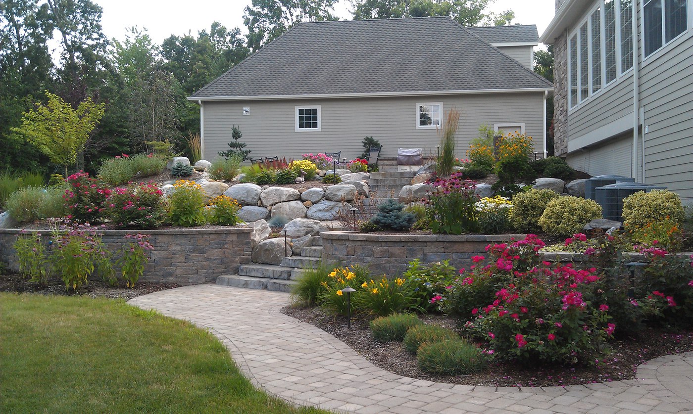 How Landscaping Complements Hardscapes